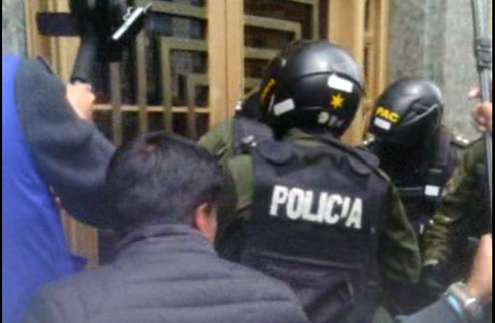 POLICÍA PERSIGUE A LUCHADORES DEL SECTOR SALUD Y VIOLA RECINTOS UNIVERSITARIOS. ¡FUERA LA POLICÍA DE LA U!